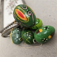 bemalede-groenne-traeæg-ophaeng-paaskeaeg-gammel-paaskepynt